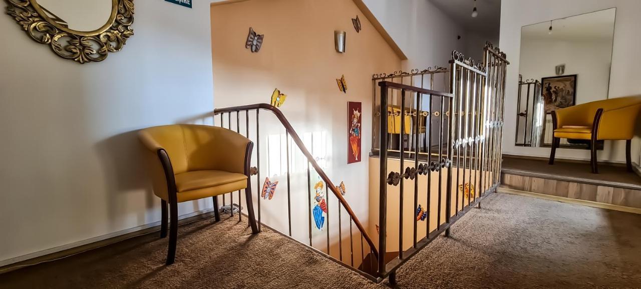 5 Stars High Hostel Бухарест Экстерьер фото