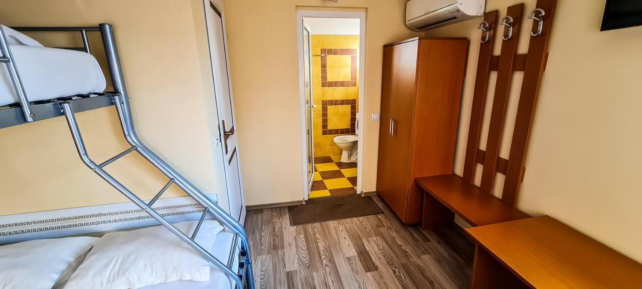 5 Stars High Hostel Бухарест Экстерьер фото